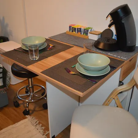 Modernesminizimmer-stadtnah-selfcheckin-parkplatz