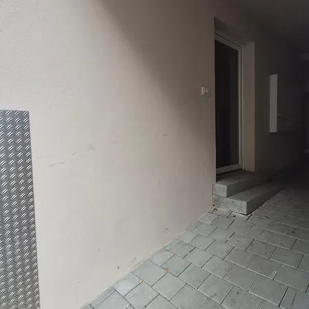 Modernesminizimmer-stadtnah-selfcheckin-parkplatz Neurenberg